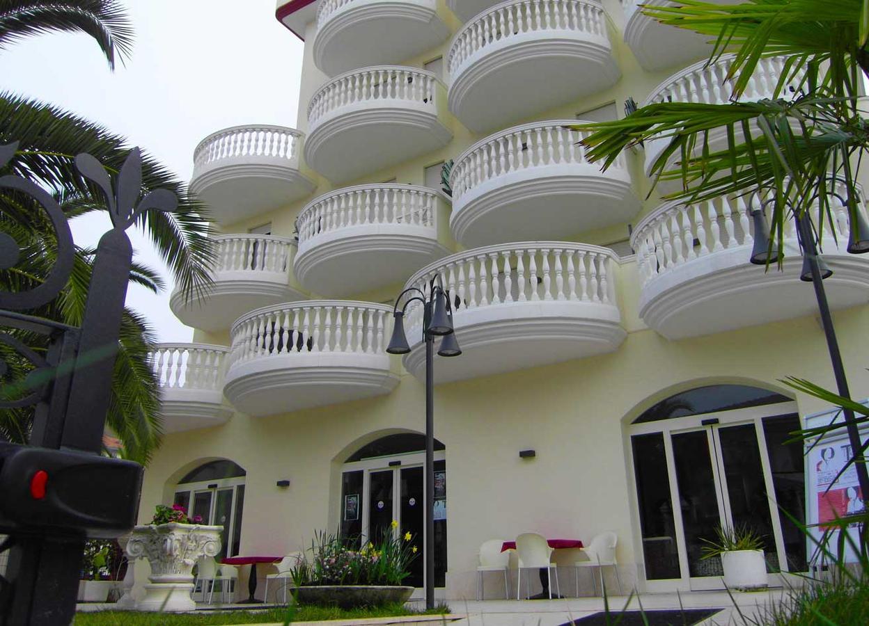 Hotel Eva Alba Adriatica Exterior foto